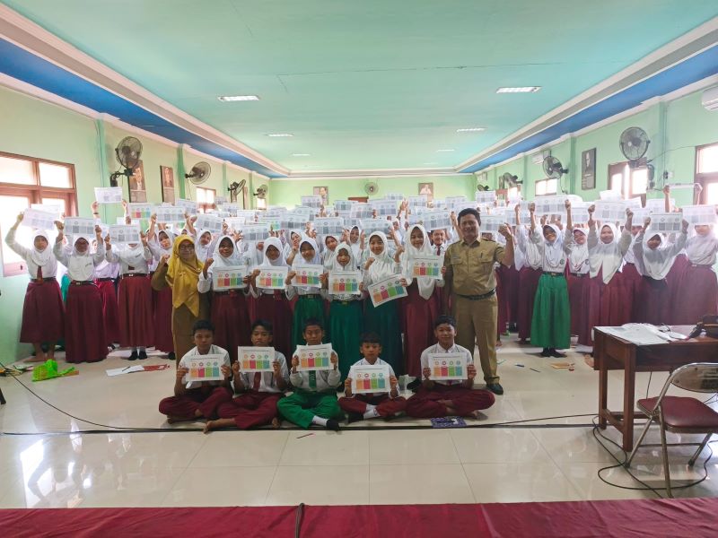 GALI POTENSI: Siswa baru bersama guru dan kepala SMP Negeri 2 Trowulan mengikuti sesi pengenalan metode analisisi SWOT.