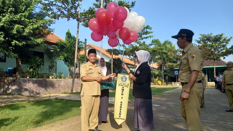 KELUARGA BARU: Kepala SMP Negeri 3 Gondang Turmudi secara simbolis membuka kegiatan MPLS.