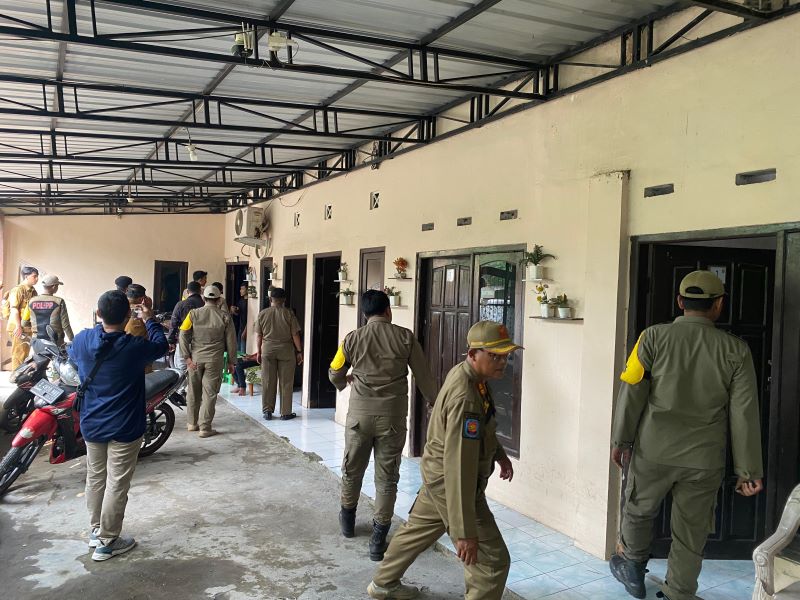 PENGAWASAN: Petugas gabungan melakukan razia ke sejumlah tempat kos dan warung remang di Kota Mojokerto, kemarin (29/7).