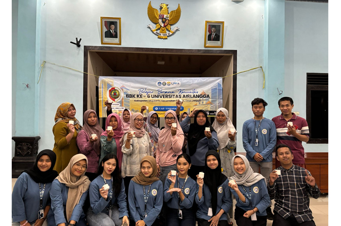 Serai Wangi Disulap Jadi Produk Ekonomi Kreatif, Mahasiswa UNAIR Latih Warga Jatijejer Wujudkan Desa Atsiri