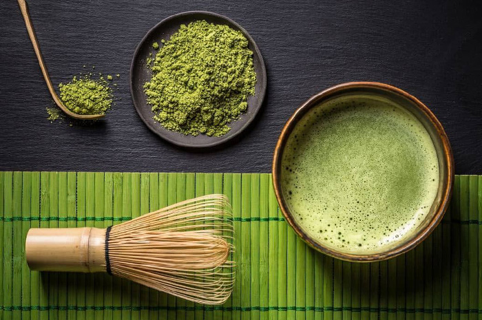Dalam beberapa waktu ini, dunia kuliner dan gaya hidup sehat telah diramaikan oleh kehadiran minuman berwarna hijau cerah yang dikenal dengan matcha. Sumber Foto: Pinterest