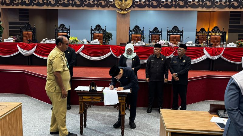 SEPAKAT: Bupati Mojokerto Muhammad Albarraa didampingi Wabup M. Rizal Oktavian bersama Ketua DPRD Ayni Zuroh dan para wakil ketua dewan, menandatangani kesepakatan bersama atas Raperda P-APBD 2025.