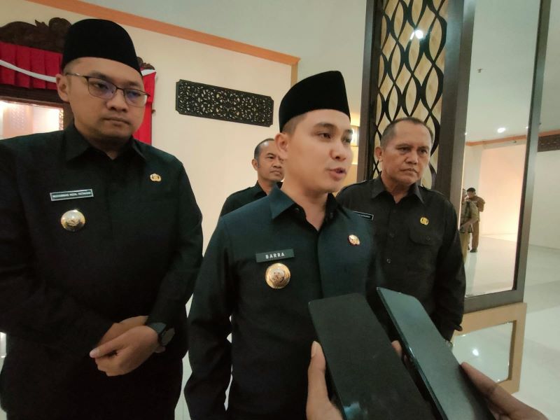 PENYEGARAN: Bupati Mojokerto Muhammad Albarraa memberi keterangan pers atas pengisian jabatan yang segera digelar di lingkungan Pemkab Mojokerto usai mengikuti rapat paripurna di gedung DPRD, kemarin
