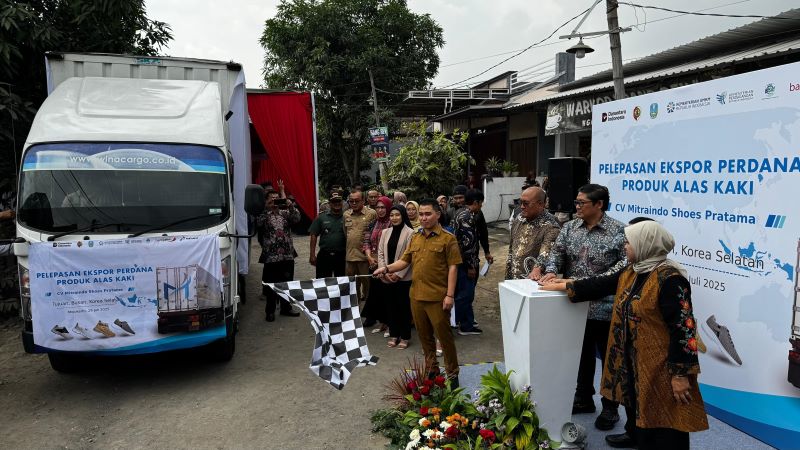 PRODUK LOKAL: Bupati Mojokerto Muhammad Albarraa memberangkatkan pengiriman 3.250 pasang sepatu bermerek NOBF - No Bare Foot untuk diekspor ke Busan, Korea Selatan, di Desa Ngastemi, Kecamatan Bangsal