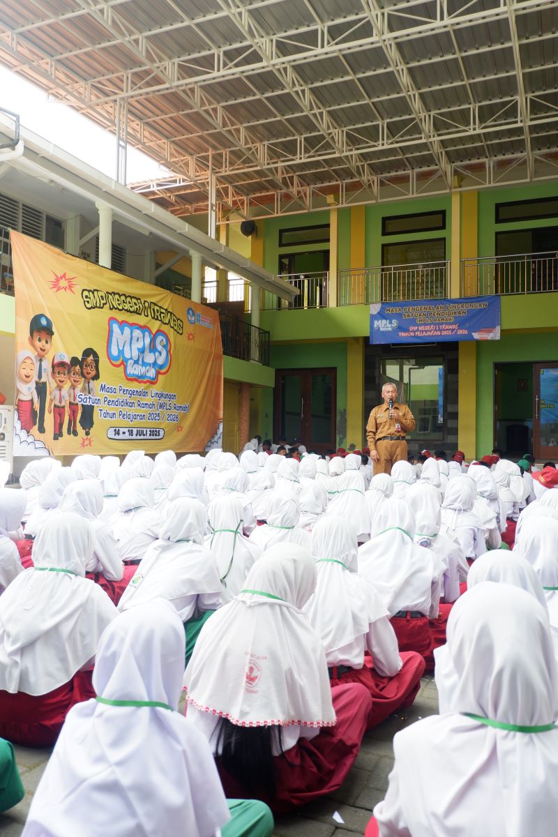BERKARAKTER: Siswa baru SMPN 1 Trawas dikenalkan dengan kegiatan ekstrakurikuler oleh pengurus OSIS saat MPLS, 14-18 Juli kemarin.