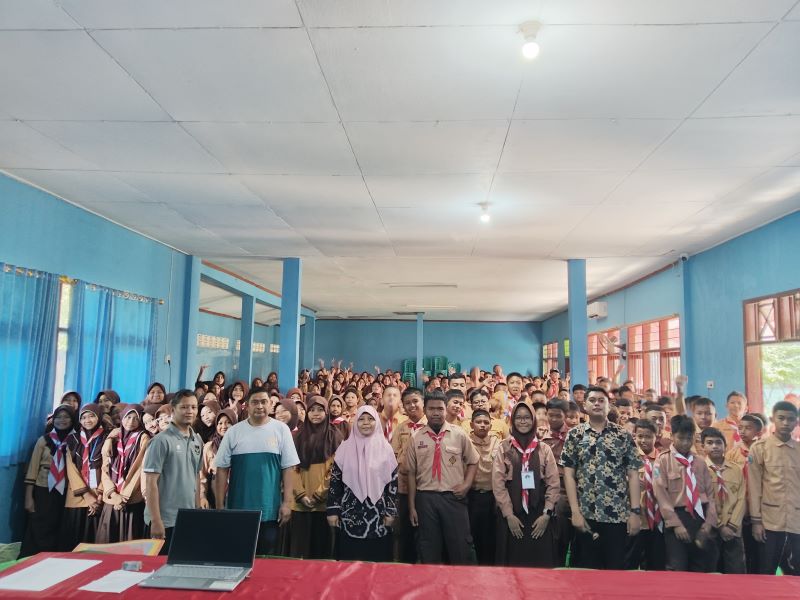 BERSOSIALISASI: Siswa baru SMPN 2 Gedeg mengikuti kegiatan pengenalan sarana prasaran sekolah saat MPLS berlangsung.
