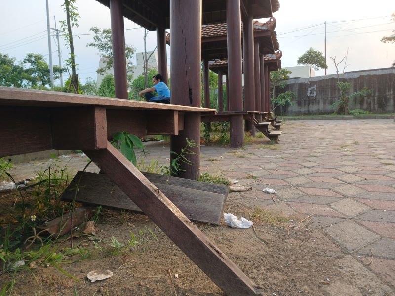 BELUM DIPERBAIKI: Kondisi gazebo Taman Bahari Mojopahit (TBM) di Kecamatan Prajurit Kulon, Kota Mojokerto, yang rusak, kemarin (30/7).