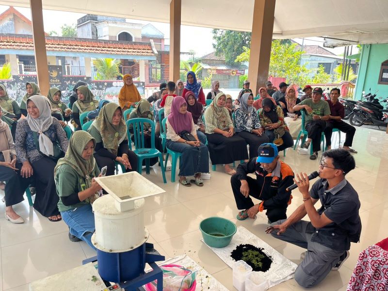 MELEK ILMU: Anggi Dwi Yulianto narasumber dari Wehasta sedang memaparkan proses pembuatan pupuk organik dari bahan sampah rumah tangga kepada peserta pelatihan dengan menggunakan tracer.