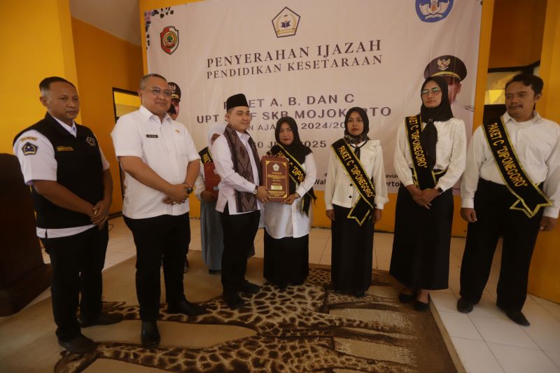 SEMRINGAH: Bupati Muhammad Albarraa menyerahkan ijazah kesetaraan kepada perwakilan wisudawan kejar paket di UPT SKB Gedeg, kemarin (30/7).