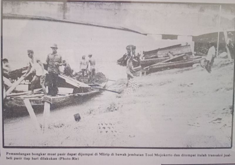 POTENSI EKONOMI: Perahu penambang mengangkut pasir dari Sungai Brantas untuk dibongkar di kawasan Mlirip, Kecamatan Jetis, Kabupaten Mojokerto.