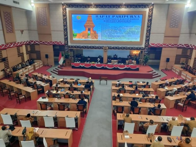 TAHAPAN: Bupati Muhammad Albarraa menyampaikan nota penjelasan Bupati Mojokerto atas KUA dan PPAS tahun anggaran 2026 saat rapat paripurna di gedung DPRD Kabupaten Mojokerto, Selasa (29/7).