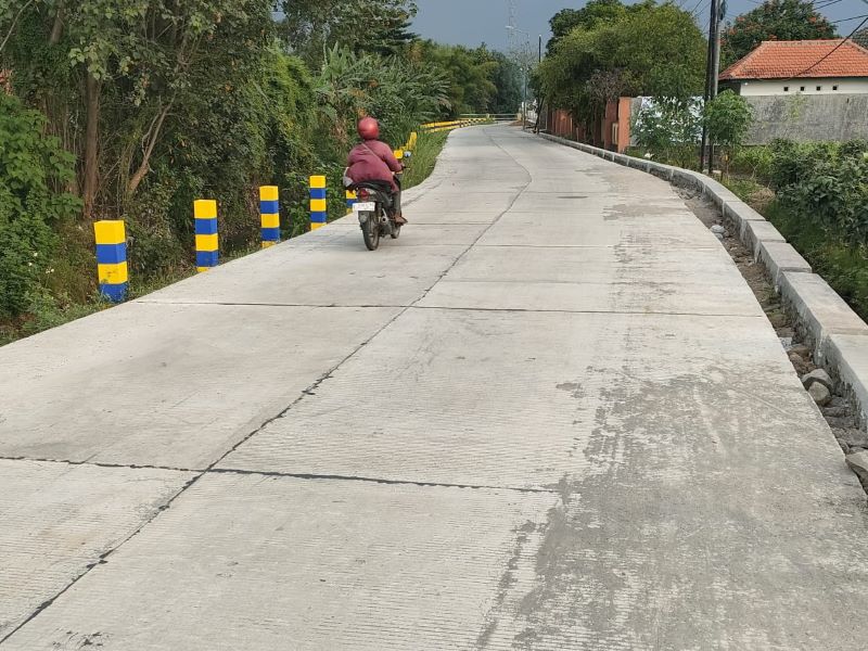 MULUS: Pengerjaan betonisasi proyek ruas jalan Banjaragung-Balongmojo, Kecamatan Puri tuntas, mulus dan lebar sebelum timeline, Rabu (30/7).