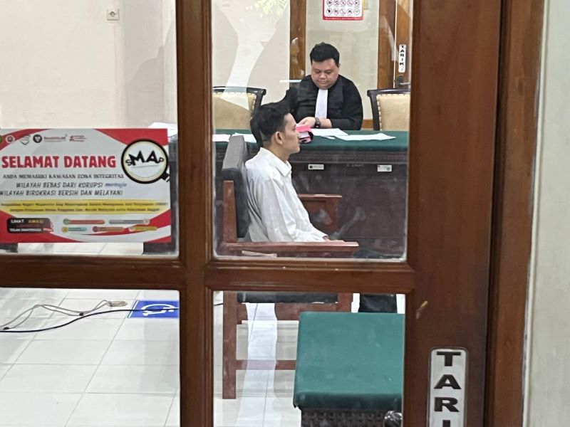 TEGA: Terdakwa kasus penyiksaan anak tiri, Joseph Poetra usai menjalani sidang di Pengadilan Negeri Mojokerto kemarin.