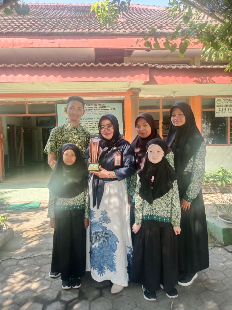 PRESTASI: Kepala SLB-B Pertiwi Aminah Indriyani bersama muridnya usai dinobatkan sebagai juara 3 Lomba Mojo Indah 2024 berkat inovasi e-bullying.