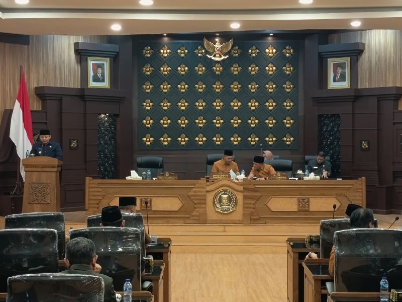 KUORUM: Wakil Wali Kota Mojokerto Rachman Sidarta Arisandi saat menyampaikan penjelasn nota keuangan P-APBD 2025 dalam rapat paripurna di gedung DPRD, kemarin (31/7).