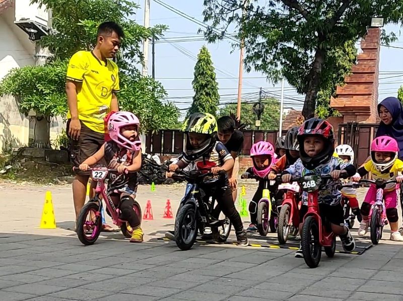 LATIH BOCAH: Sejumlah anak berolahraga sepeda di area GOR Seni Majapahit, Jalan Gajah Mada, Kota Mojokerto, Minggu (27/7).