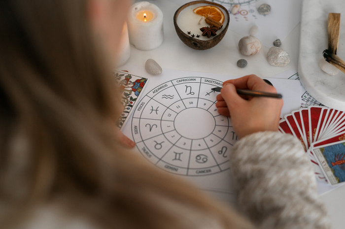 Ramalan Tarot Zodiak Agustus 2025! Beberapa Zodiak Berikut Akan Menuai Keberhasilan Finansial dan Asmara, Siapa Saja?