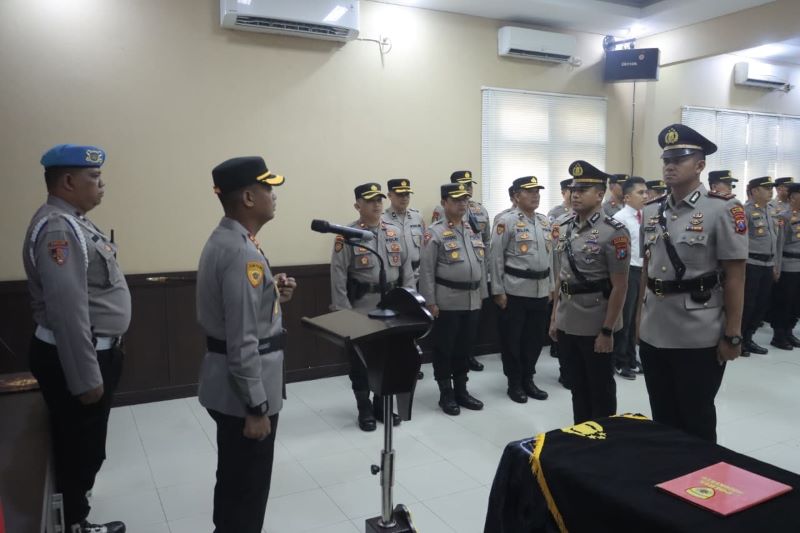 SERTIJAB: Kapolres Mokerto AKBP Ihram Kustarto memimpin upacara sertijab kasat lantas di mapolres, Kamis (31/7).