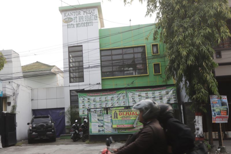 ASET DIJUAL: Kantor BPRS Mojo Artho Kota Mojokerto di Jalan Mojopahit, Kelurahan Miji, Kecamatan Kranggan. Bank milik pemkot tersebut dinyatakan bangkrut akibat perkara korupsi.