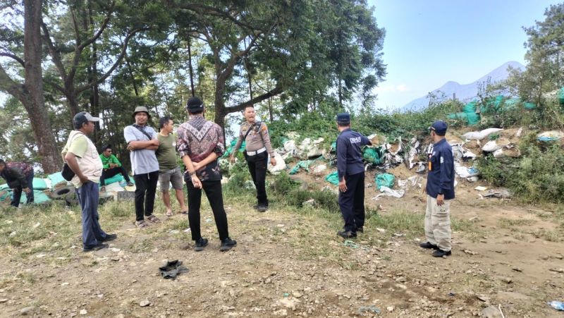 ANTISIPASI: Petugas Polres, UPT PJJ Bina Marga dan UPT P3 LLAJ Dishub Jatim di Mojokerto meninjau lokasi jalur penyelamatan di turunan rest area Sendi, Desa/Kecamatan Pacet kemarin.