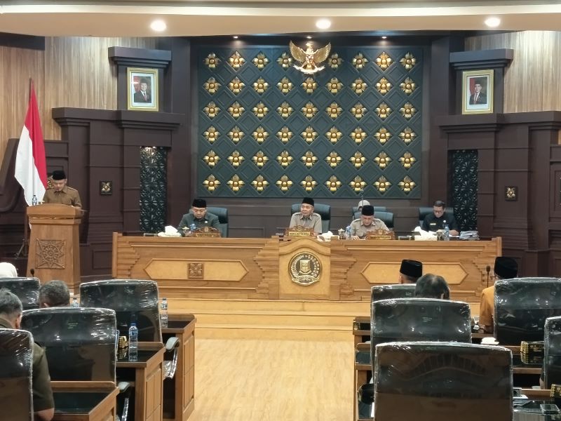 JADI SOROTAN: Fraksi-fraksi di DPRD Kota Mojokerto saat menyampaikan pemandangan umum atas raperda P-APBD 2025 pada rapat paripurna, Jumat (1/8).