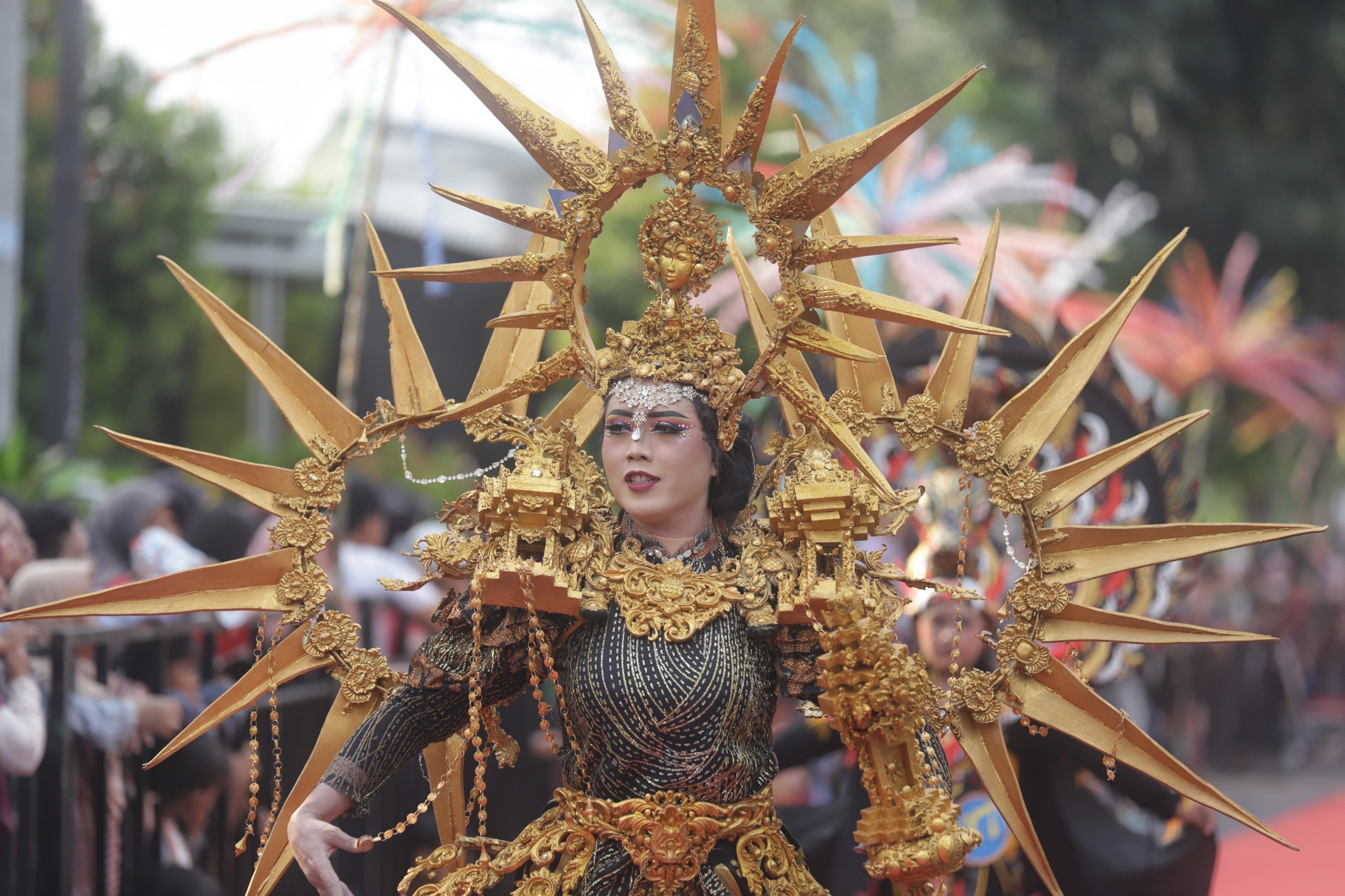 KREATIVITAS WARGA: Peserta Ngingas Mojo Carnival 2025, Desa Ngingasrembyong, saat menampilkan parade busana.