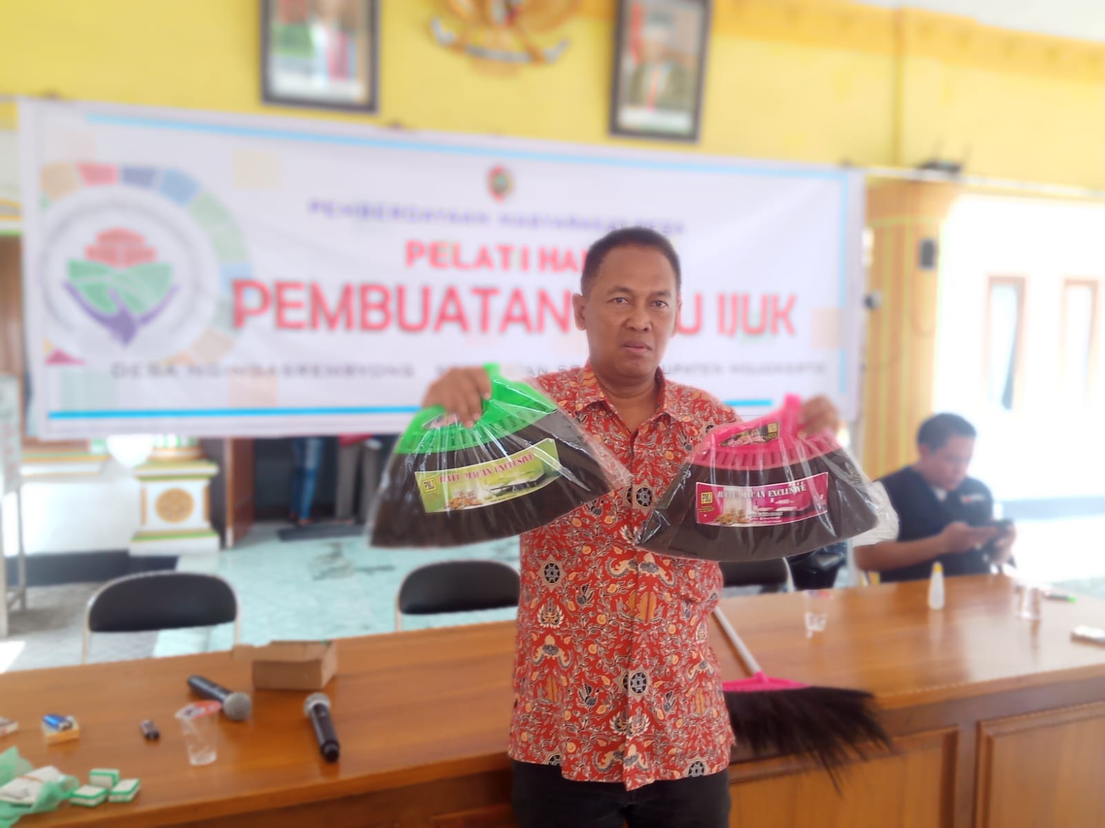 EKONOMI KREATIF: Pemdes Ngingasrembyong memberdayakan kerajinan sapu ijuk yang kini tengah ditekuni puluhan warga.
