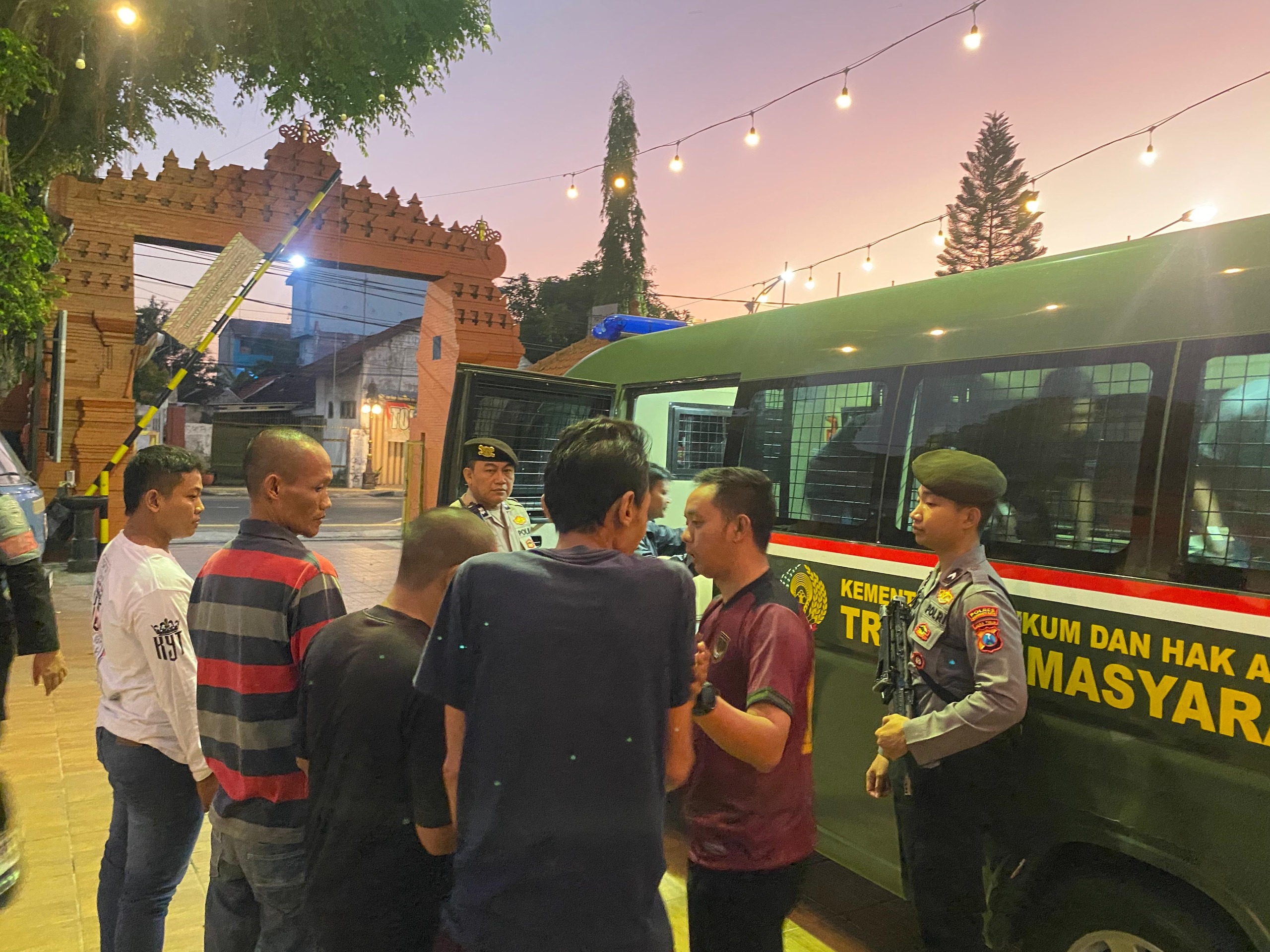 KELEBIHAN: Sejumlah narapidana Lapas Kelas II-B Mojokerto dipindah ke Lapas Porong, Sidoarjo, untuk mengurangi kapasitas.