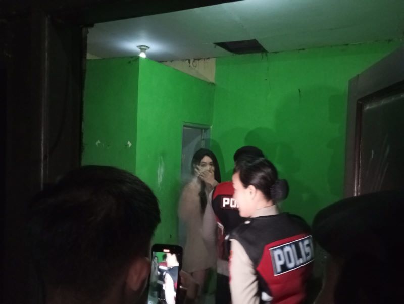 DIGELEDAH: Polisi merazia kamar kos di Dusun Kedung Gagak, Desa Mlirip, Kecamatan Jetis, Jumat (1/8) malam.