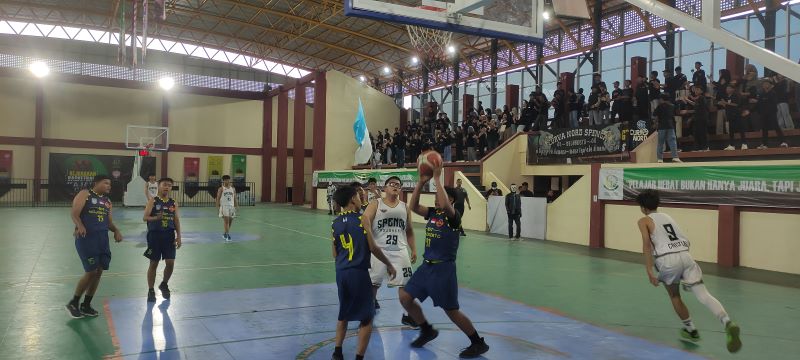 DELAPAN BESAR:  SMPN 2 (putih) saat meladeni SMPN 3 Kota Mojokerto dalam laga Minggu (3/8) sore di GOR Seni Majapahit, Kota Mojokerto.