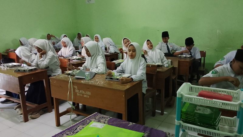 DISASAR: Siswa madrasah di Kecamatan Puri menikmati menu Makan Bergizi Gratis yang disuplai dari SPPG setempat.