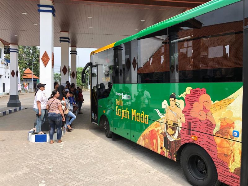 KETAT: Bus Trans Jatim koridor VI rute Mojokerto-Sidoarjo saat transit menunggu penumpang di Terminal Mojosari pekan lalu.