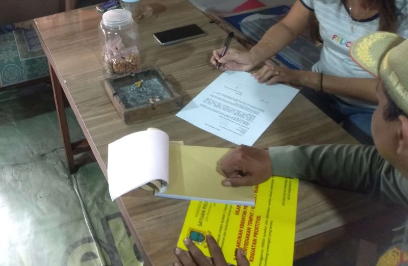 TAK BERIZIN: Petugas Satpol PP Jawa Timur meminta tanda tangan pemilik warung di Jalan Bypass, Kelurahan Gunung Gedangan, Kota Mojokerto, Selasa (29/7) pekan lalu.