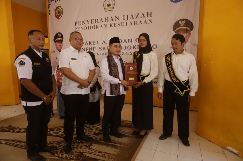DIOPTIMALKAN: Bupati Mojokerto Muhammad Albarraa didampingi Kadispendik Kabupaten Mojokerto Ludfi Ariyono menyerahkan ijazah kepada wisudawan yang lulus menuntaskan pendidikan nonformal.