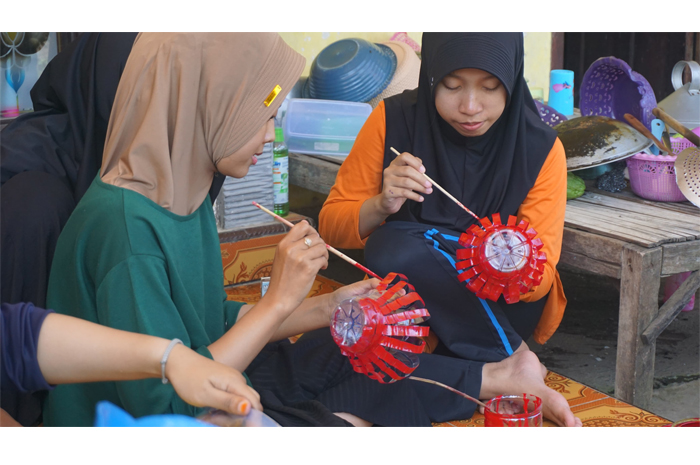 Proses Menghias Pot untuk Media Tanaman Hias