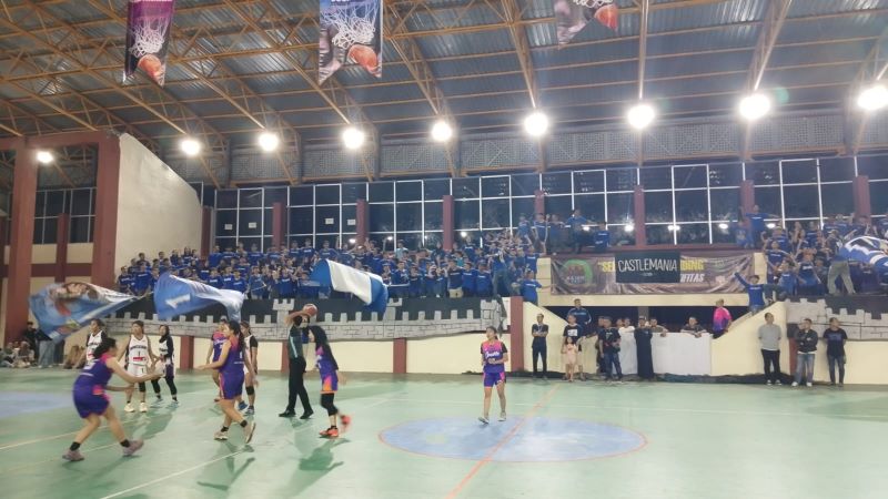 DUKUNG PENUH: Suporter menyuguhkan poster ukuran jumbo saat mendukung tim basket favoritnya.