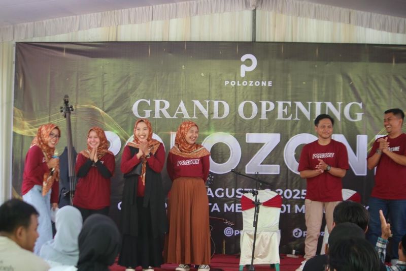FASHIONABLE: Owner Polozone Mojokerto Kak Sapty (paling kiri) memperkenalkan tim kreatif Polozone Mojokerto saat grand opening di Perum Griya Permata Meri (GPM), Kelurahan Meri, Kecamatan Kranggan.