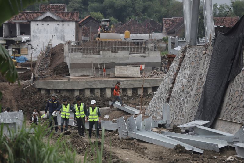 DIKEBUT: Proyek rehabilitasi jembatan Talunbrak, Desa Talunblandong, Kecamatan Dawarblandong, memasuki tahap pemasangan erection rangka baja, kemarin (5/8).