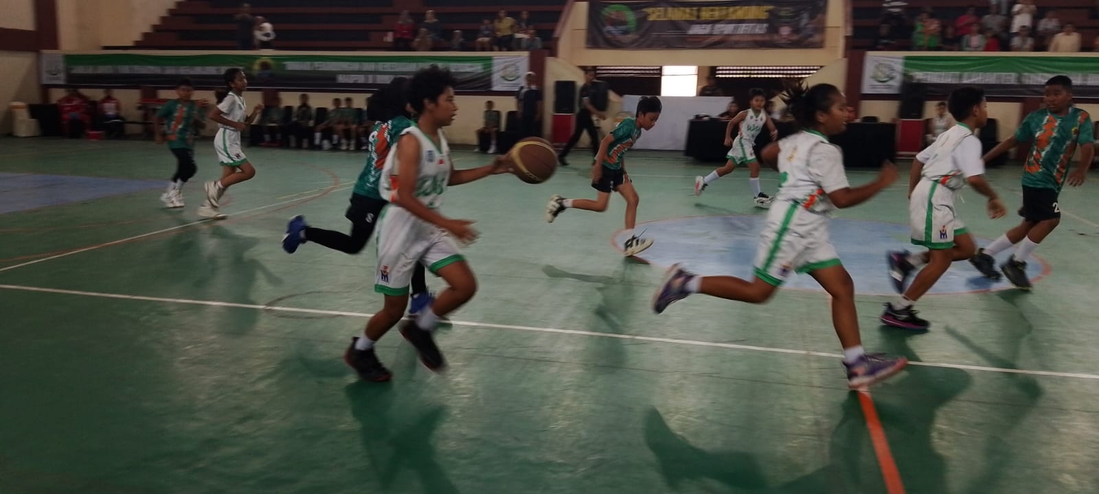 BIBIT ATLET: Pemain basket dari siswa SD tampak bertanding di Kajari Cup Kota Mojokerto 2025.