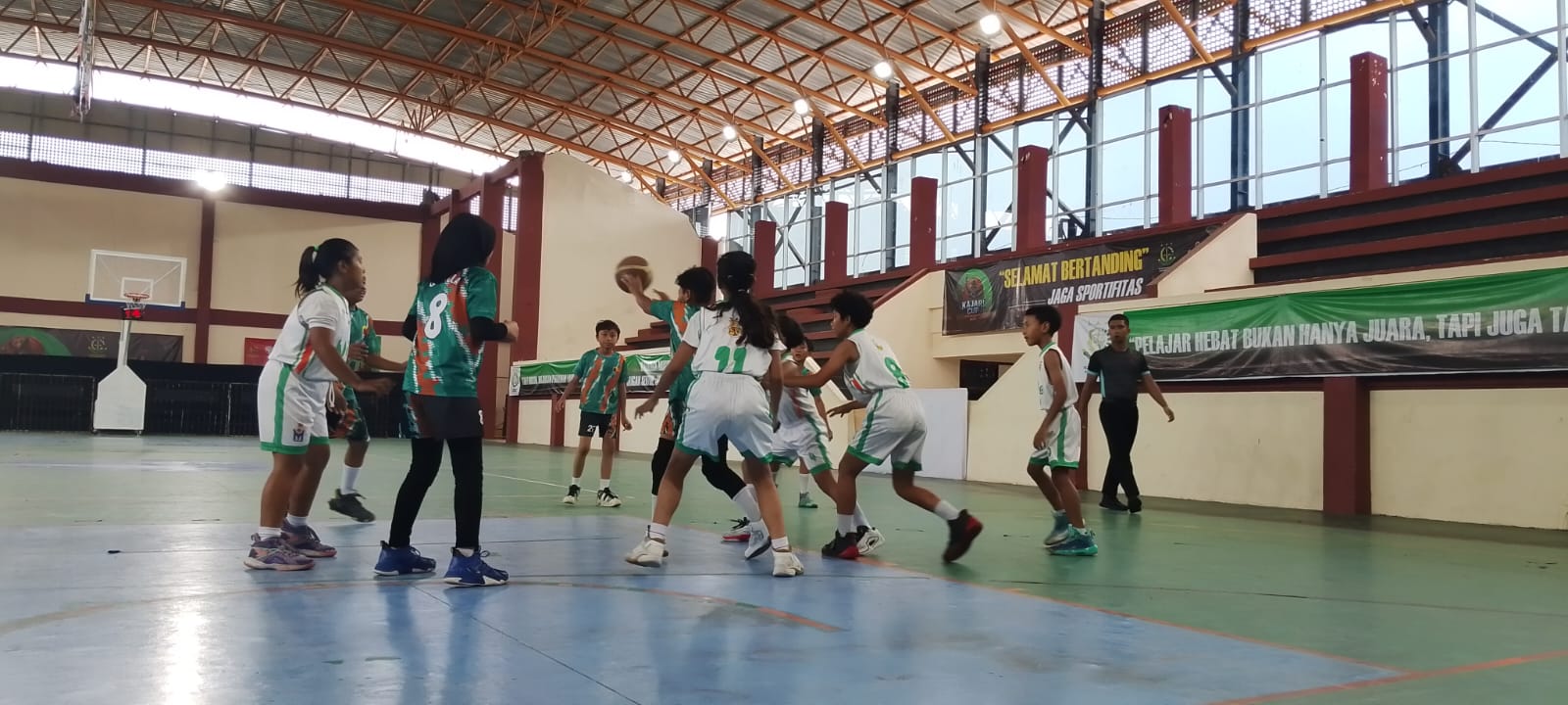 LATIH PELAJAR: Kajari Cup 2025 Kota Mojokerto menjadi ajang pembinaan pebasket tingkat pemula.