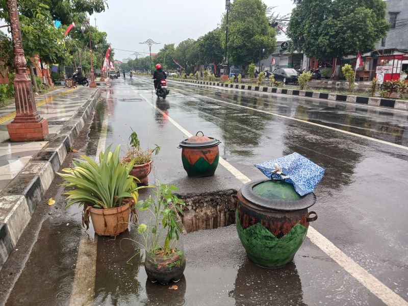 EKSTRA BAHAYA: Kondisi Jalan Empunala, Kota Mojokerto, yang berlubang karena besi penutup gorong-gorong jebol, kemarin (5/8).