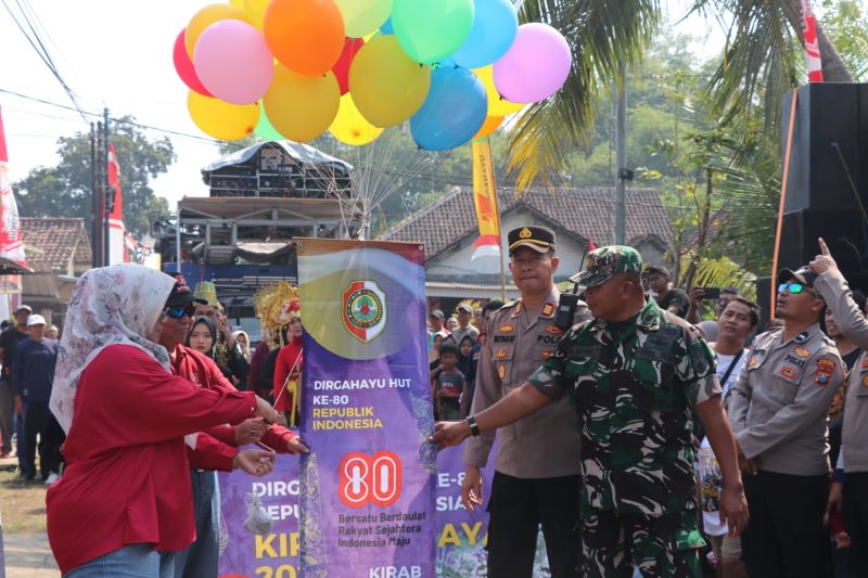 KEBUDAYAAN: Kades Brayung Sugeng Siswanto saat membuka Kirab Budaya Brayung 2025, Minggu (3/8).