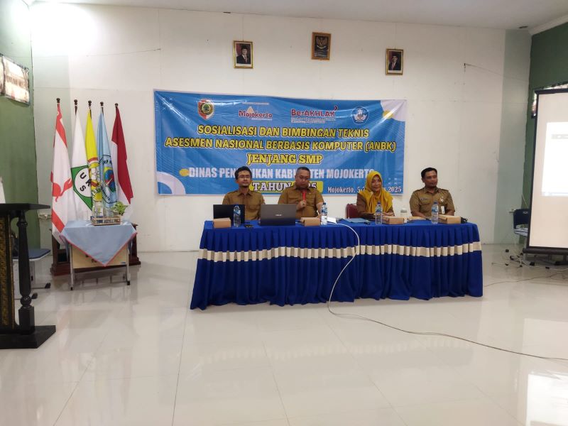 PERSIAPAN: Kepala Dispendik Kabupaten Mojokerto Ludfi Ariyono membuka kegiatan bimtek dan sosialisasi asesmen nasional di SMPN 2 Mojosari, kemarin (5/8).