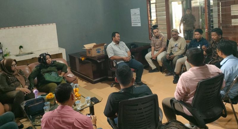 WAKIL RAKYAT: Ketua Komisi IV DPRD Kabupaten Mojokerto dari Fraksi PKB M. Agus Fauzan bersama anggota sidak PT Merak Jaya Beton di Desa Gebangsari, Kecamatan Jatirejo, Selasa (5/8).