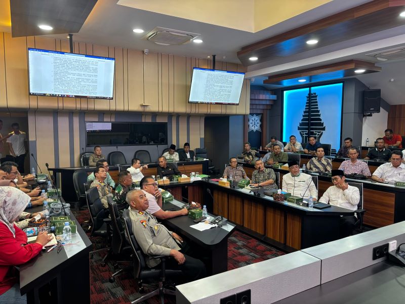SEPAKAT: Bupati Mojokerto Muhammad Albarraa memimpin rakor menindaklanjuti pro dan kontra masyarakat terkait penggunaan sound horeg, di kantor Pemkab Mojokerto pada Minggu (3/8).