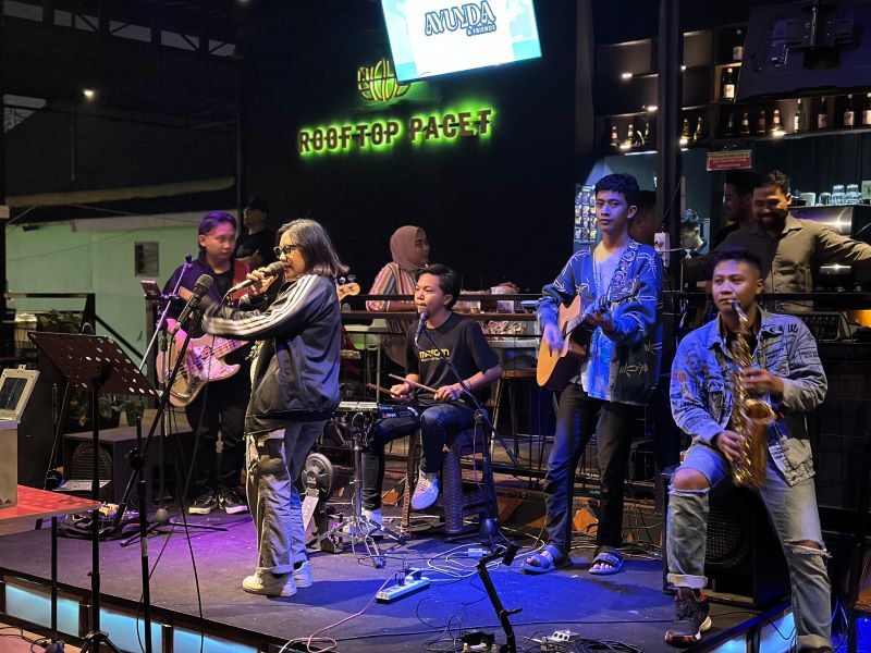 BUTUH SOLUSI: Rooftop Pacet mewadahi pemusik lokal membawakan musik akustik setiap malam.