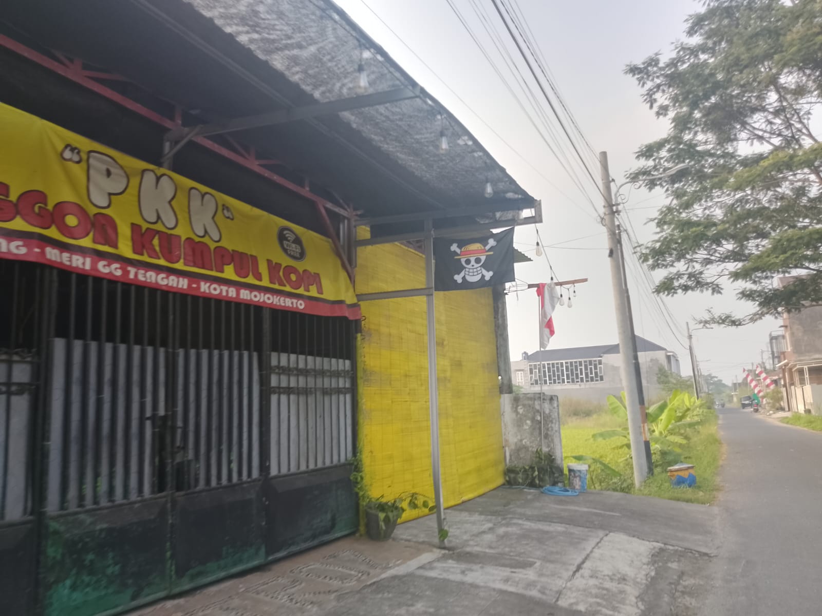 SIMBOLIK: Bendera One Piece terpasang di warung kopi Jalan Kuwung, Kelurahan Meri, Kecamatan Kranggan, Kota Mojokerto.