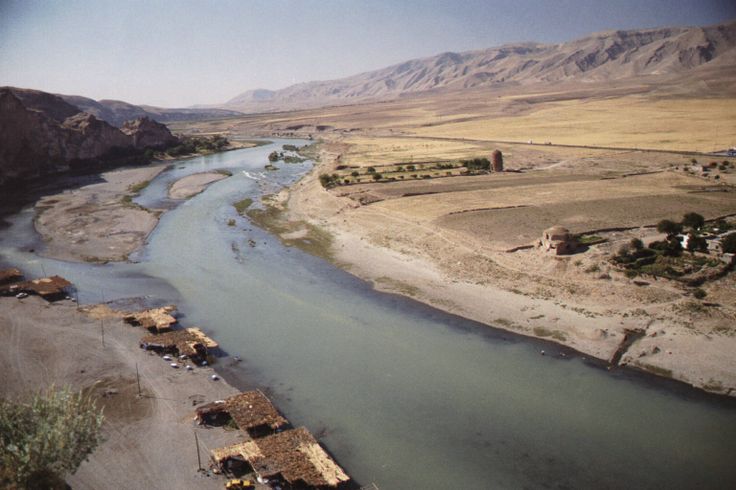 Sungai Eufrat Mengering, Warga Raqqa Geger Gumpalan