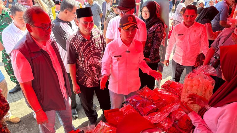 STABILISASI HARGA: Bupati Muhammad Albarraa saat memantau langsung operasi pasar dan gerakan pangan murah sebagai intervensi harga kebutuhan pokok beberapa waktu lalu.