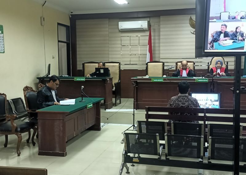 HADAPI PERSIDANGAN: Yuki Firmanto duduk di kursi pesakitan Pengadilan Tipikor Surabaya saat menjalani sidang eksepsi, Rabu (6/8).